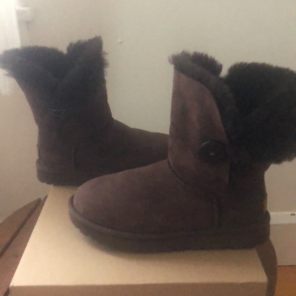 Uggs Bailey Button - image 3